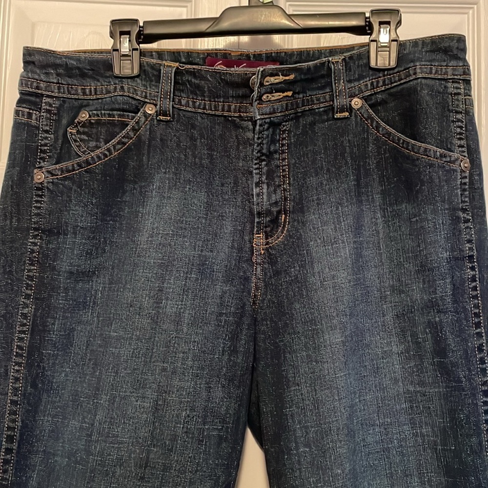 Women’s Gloria Vanderbilt sz 16 denim capris medium wash front/back pockets